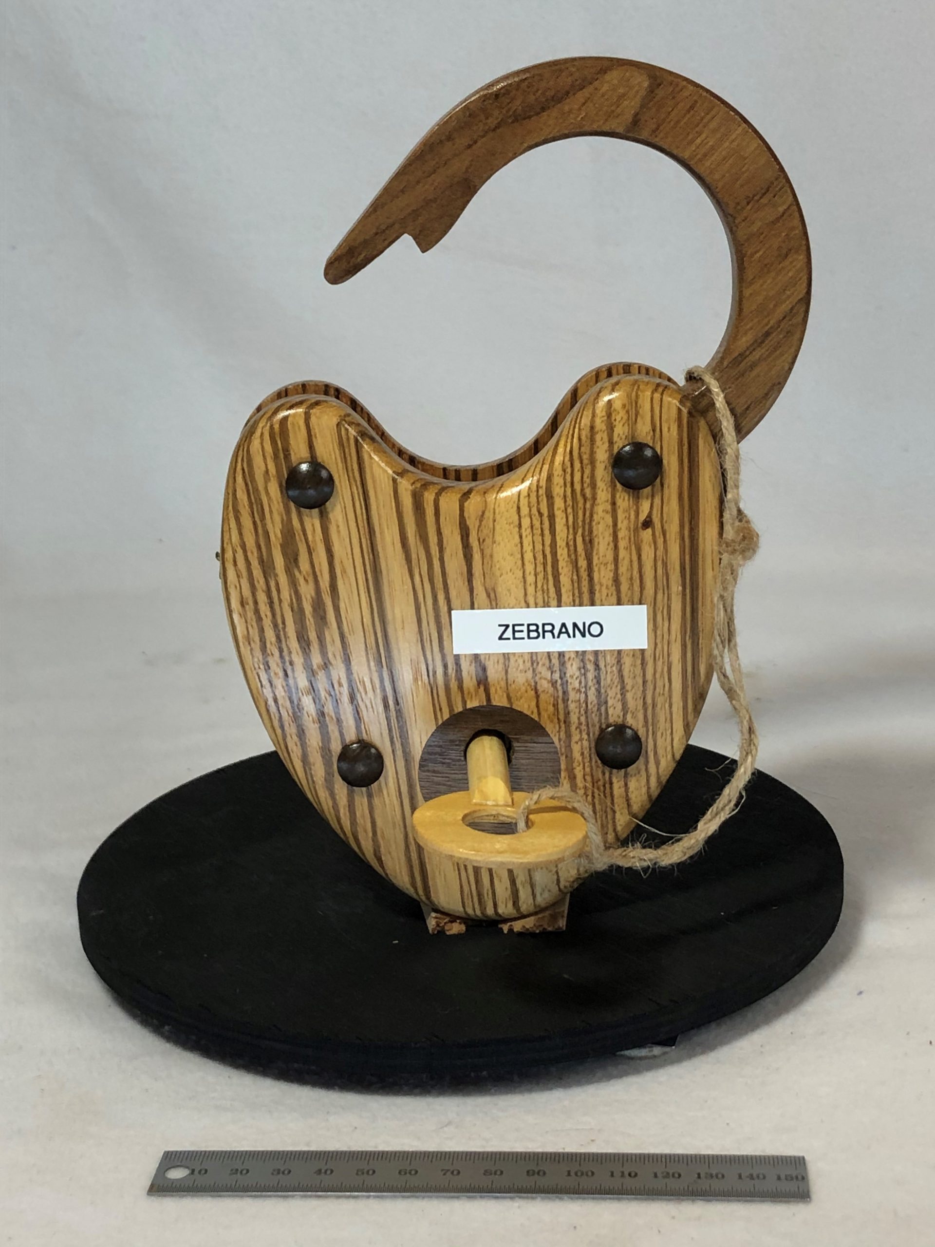 Objet en bois, forme originale.